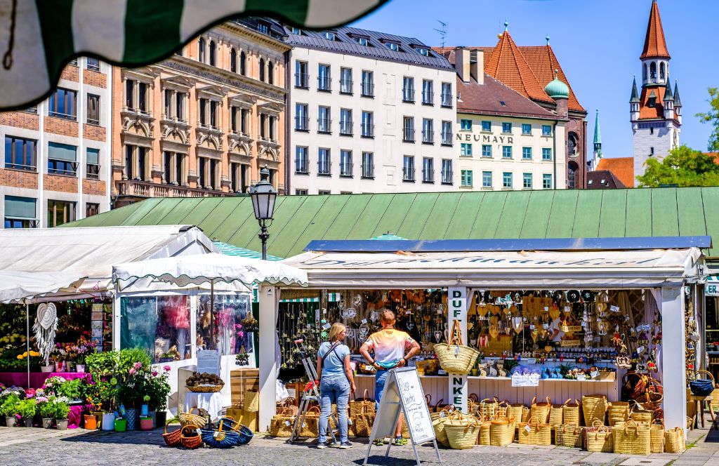 Der Besuch des Viktualienmarktes ist eine der besten Aktivitäten für junge Erwachsene in München